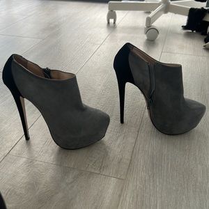 Grey suede black ruthie Davis 38 bootie heel like new